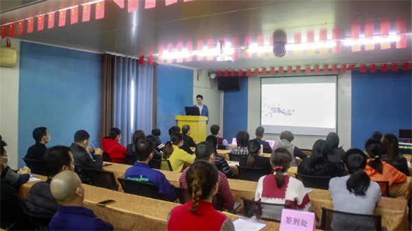 正睿咨詢集團(tuán)項(xiàng)目組老師作項(xiàng)目總結(jié)報告