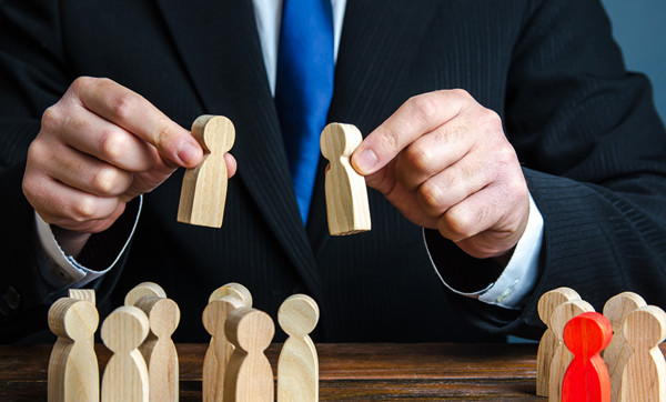 如何根據(jù)行業(yè)和市場(chǎng)狀況進(jìn)行薪酬調(diào)整？