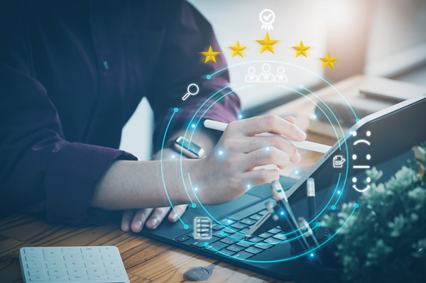 如何根據(jù)行業(yè)和市場狀況進(jìn)行薪酬調(diào)整？