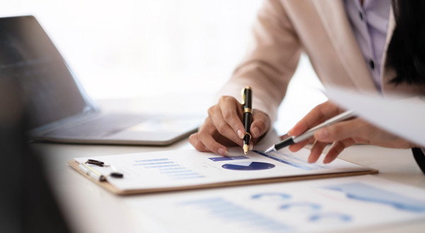 如何通過市場調(diào)研和預測制定科學的年度經(jīng)營計劃？