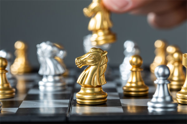 結(jié)合實際，談?wù)勂髽I(yè)在戰(zhàn)略薪酬設(shè)計時要注意哪些問題？