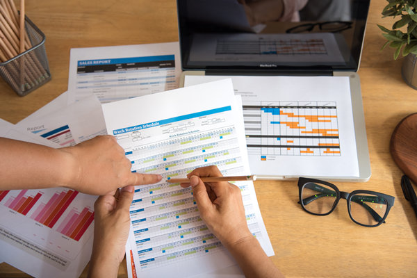 分析順利開展績效管理工作的前提條件有哪些？