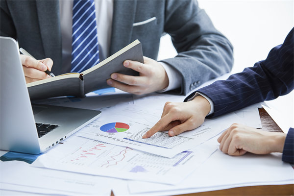 在績(jī)效溝通時(shí)，如何給員工提出改進(jìn)意見(jiàn)促進(jìn)績(jī)效增長(zhǎng)？