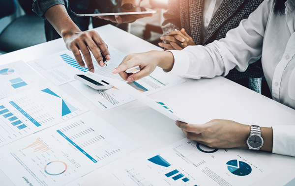 預(yù)算管理過(guò)程中如何有效識(shí)別并控制成本超支風(fēng)險(xiǎn)？