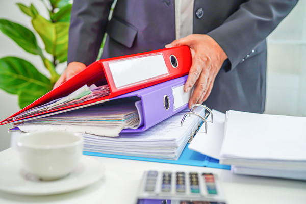 組織規(guī)劃中如何平衡集權與分權，促進決策效率？