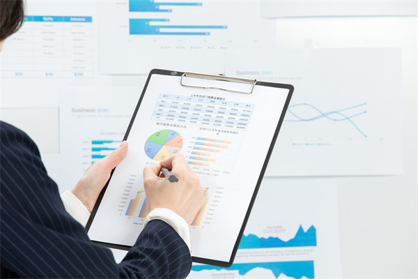 如何實施360度績效評估，確保反饋全面且客觀？