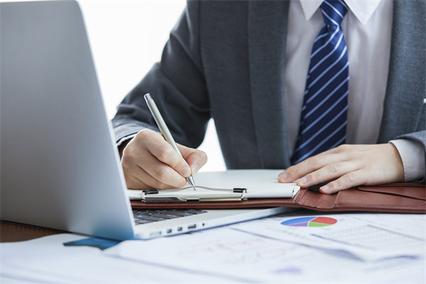 如何實施360度績效評估，確保反饋全面且客觀？