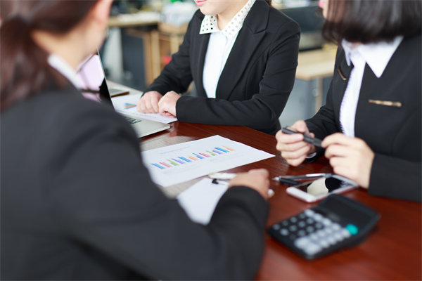 初創(chuàng)企業(yè)如何設定合理的薪酬策略吸引人才？