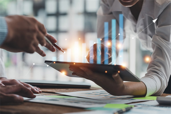 年度經(jīng)營計劃中，如何強化成本控制與提升運營效率？