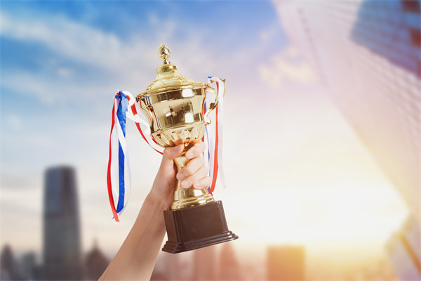 面對經(jīng)濟(jì)波動(dòng)，企業(yè)應(yīng)該如何靈活調(diào)整薪酬策略？