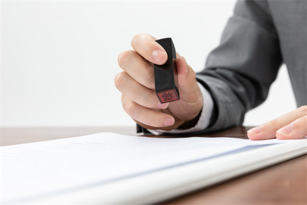 薪酬管理中如何確保合法合規(guī)，避免法律風(fēng)險(xiǎn)？