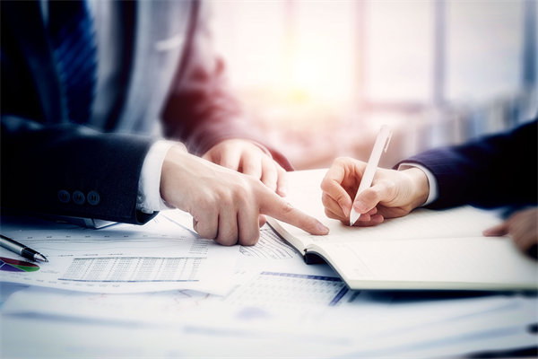 面對業(yè)績波動，企業(yè)如何靈活調(diào)整績效評價標(biāo)準(zhǔn)？