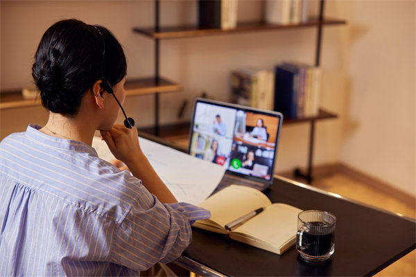 遠(yuǎn)程工作模式下，如何確保員工效率與團(tuán)隊(duì)凝聚力？