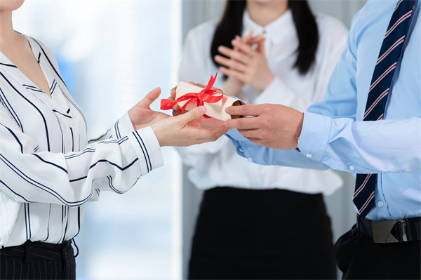 員工福利創(chuàng)新：哪些非貨幣激勵能顯著提升員工忠誠度？