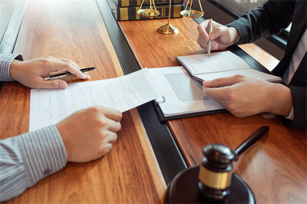 在變革中，如何有效管理組織內(nèi)部的沖突與不確定性？