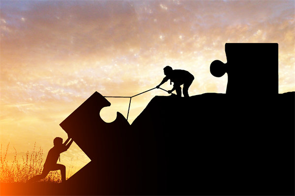 年度經(jīng)營計劃實施中，如何確保各部門協(xié)同一致？