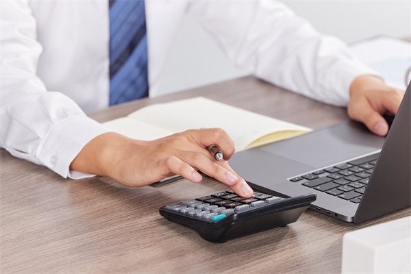 如何建立高效預(yù)警系統(tǒng)，及時應(yīng)對預(yù)算超支風(fēng)險？