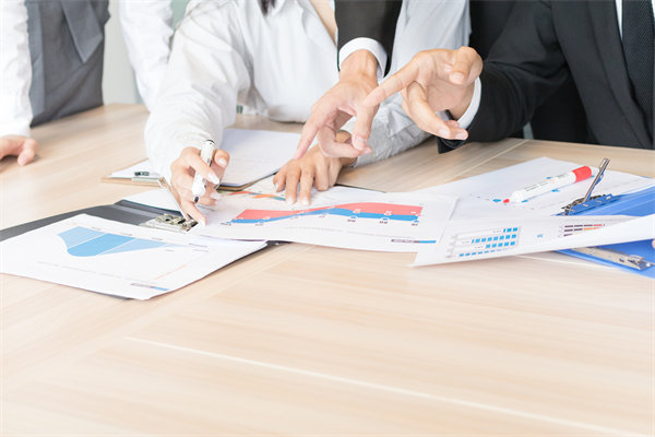 年度經(jīng)營計劃中的員工培訓(xùn)與發(fā)展計劃如何設(shè)計？