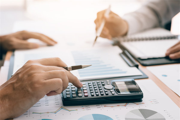 制定年度預算時，如何兼顧創(chuàng)新投入與成本控制？