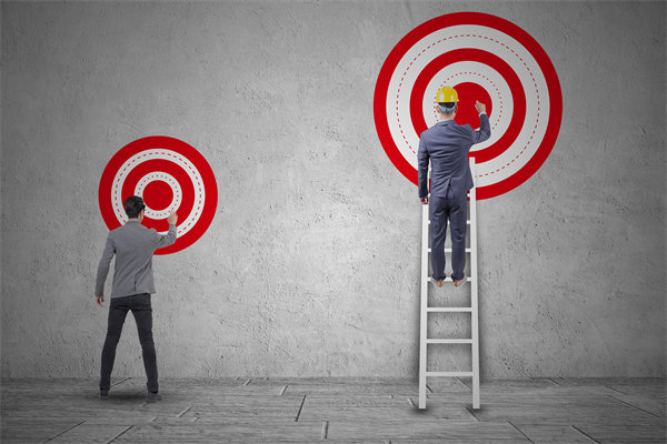 在薪酬體系構(gòu)建時，如何確保公平性，同時滿足員工期望？