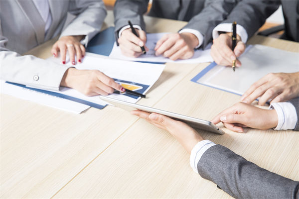 多元化團(tuán)隊(duì)管理中，如何促進(jìn)員工之間的協(xié)作與融合？