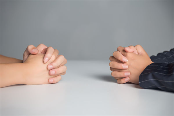 在薪酬談判中，如何把握員工的心理預(yù)期和企業(yè)底線？