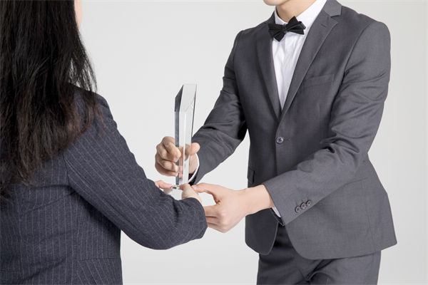 績(jī)效管理中，如何激勵(lì)優(yōu)秀員工，又幫助其提升？