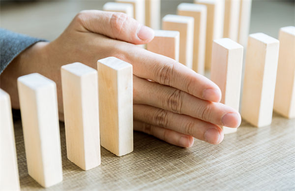 在年度經(jīng)營計劃中，如何有效識別并應(yīng)對潛在風(fēng)險？