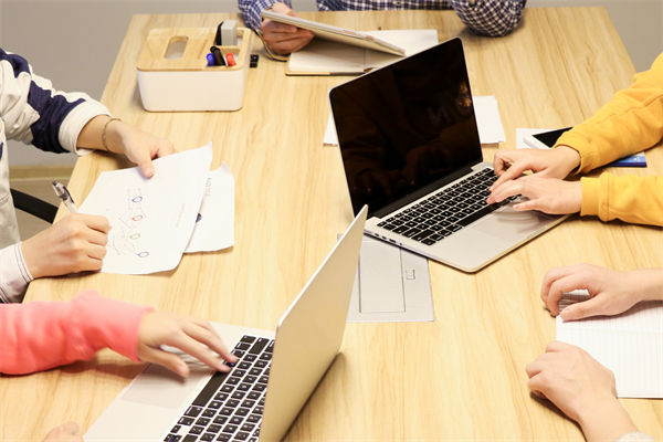 數(shù)字化轉(zhuǎn)型背景下，企業(yè)戰(zhàn)略應(yīng)如何創(chuàng)新與升級？