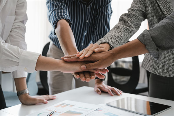 跨境營(yíng)銷(xiāo)中，如何克服文化差異，實(shí)現(xiàn)全球化傳播？