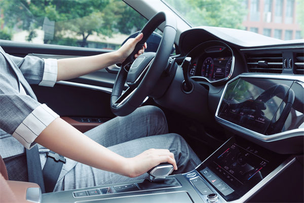 女子工資4600每天花近百元通勤上班，人力資源怎么看？