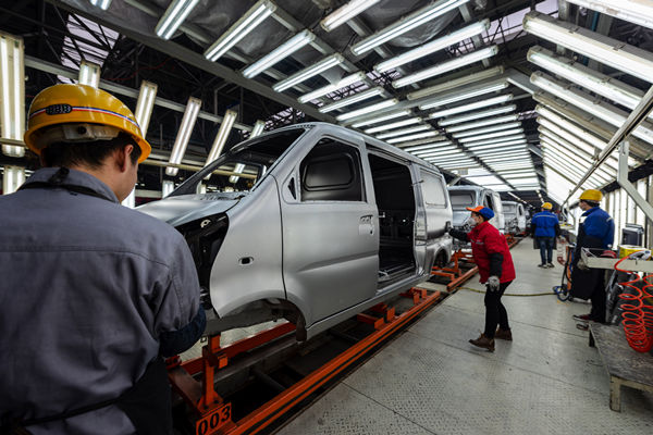 在精益生產(chǎn)過程中，如何有效識(shí)別并解決生產(chǎn)瓶頸問題？