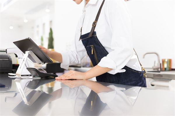 29歲女演員回應(yīng)在餐廳當服務(wù)員，人力資源怎么看？