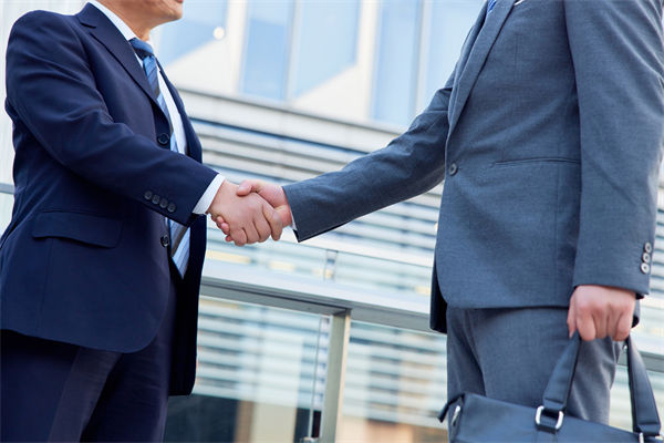 29歲女演員回應(yīng)在餐廳當服務(wù)員，人力資源怎么看？