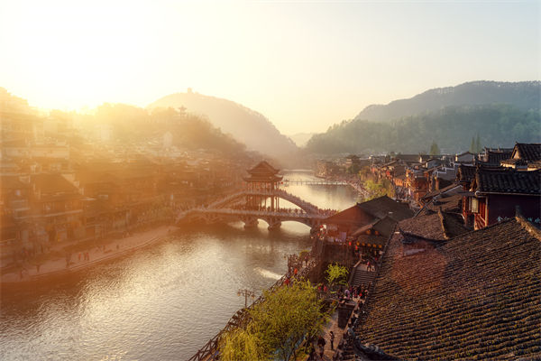 戰(zhàn)略規(guī)劃分析：村民不滿古鎮(zhèn)收門票，指引游客逃票