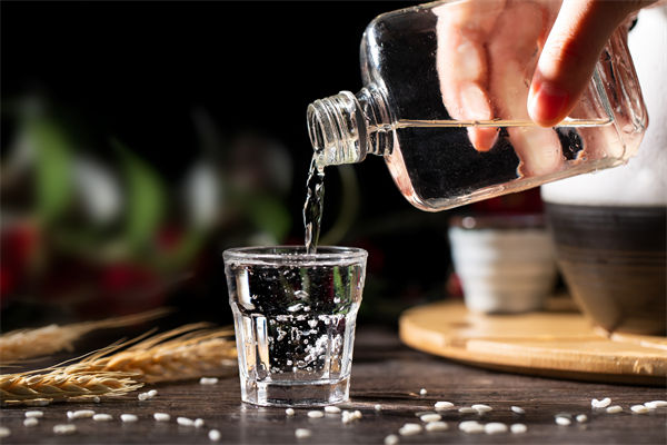 白酒遇冷，集體“降度”，關(guān)聯(lián)企業(yè)有何營銷啟示？