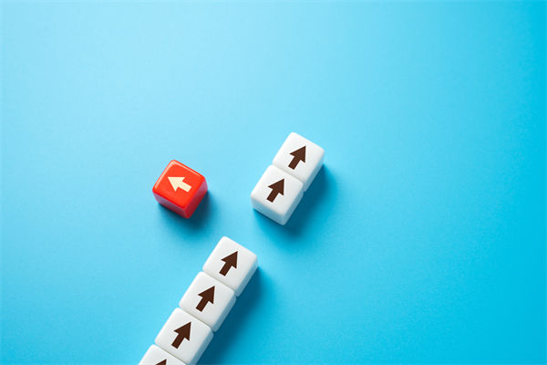 青島一環(huán)衛(wèi)工將垃圾掃進大海被開除